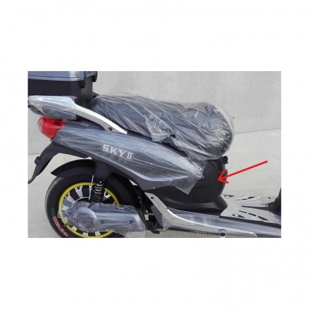 PLASTICA CENTRALE SOTTO SELLA DOVE SI INNSESTA IL CARICA BATTERIE - bici elettrica scooter sky II tipo z-tech