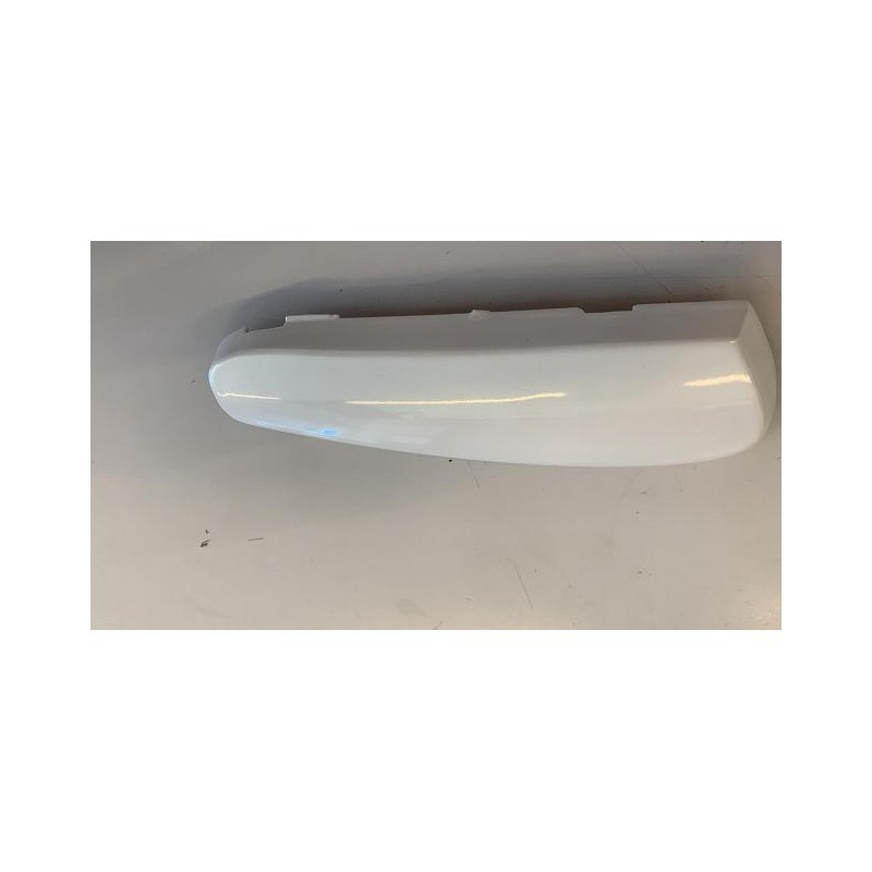 pezzettino di plastica colorato vicino a maniglie cromate posteriori scooter elettricco sky ll